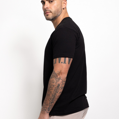 Czarna koszulka crewneck