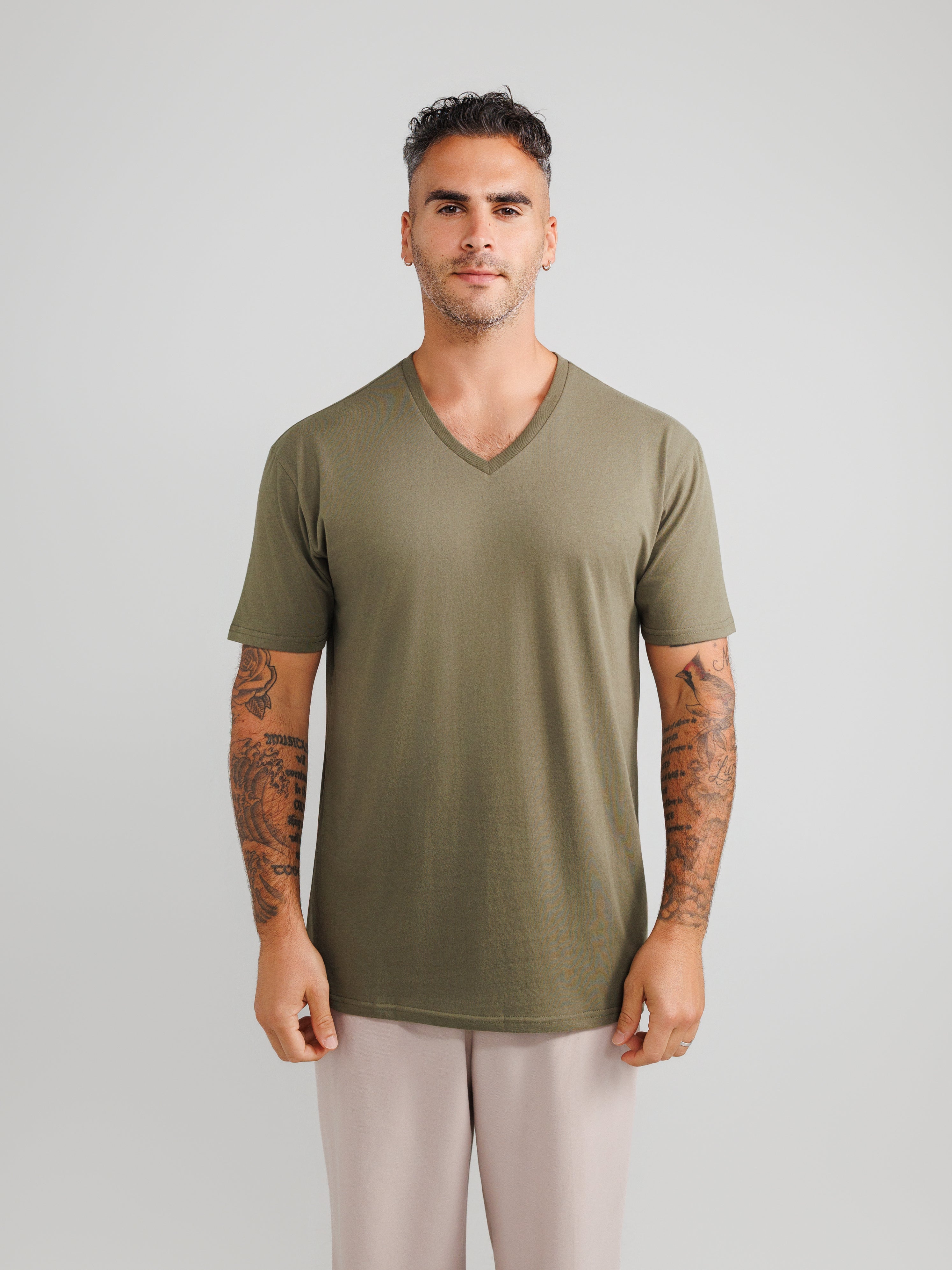 Oliwkowa koszulka V-neck