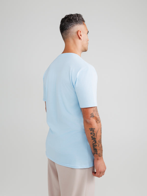 Jasnoniebieska koszulka V-neck