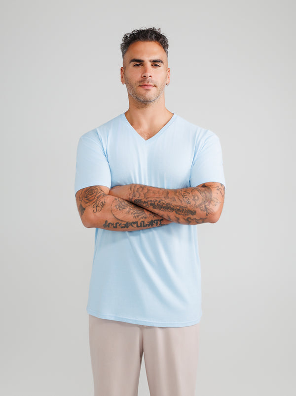 Jasnoniebieska koszulka V-neck