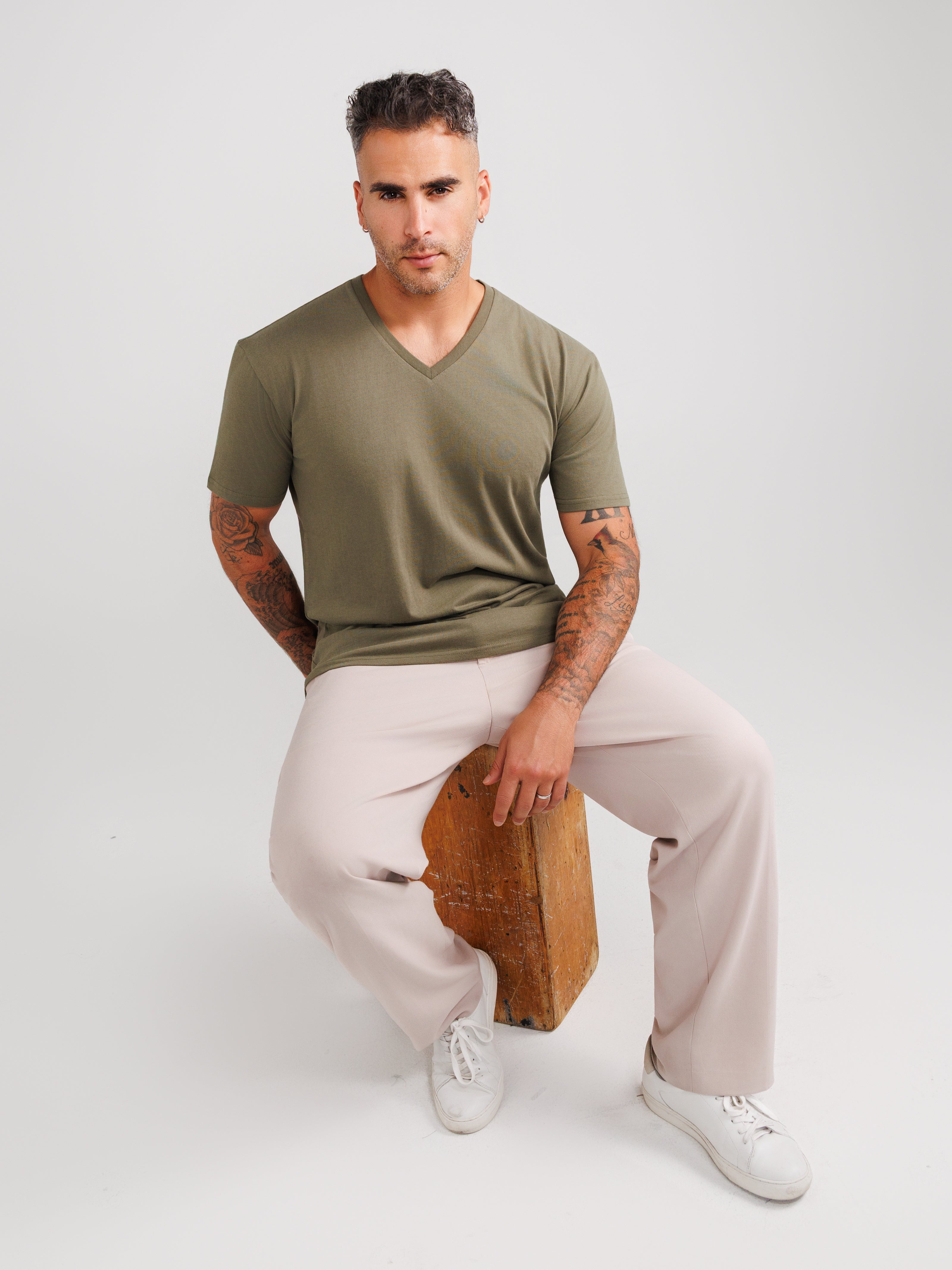 Oliwkowa koszulka V-neck
