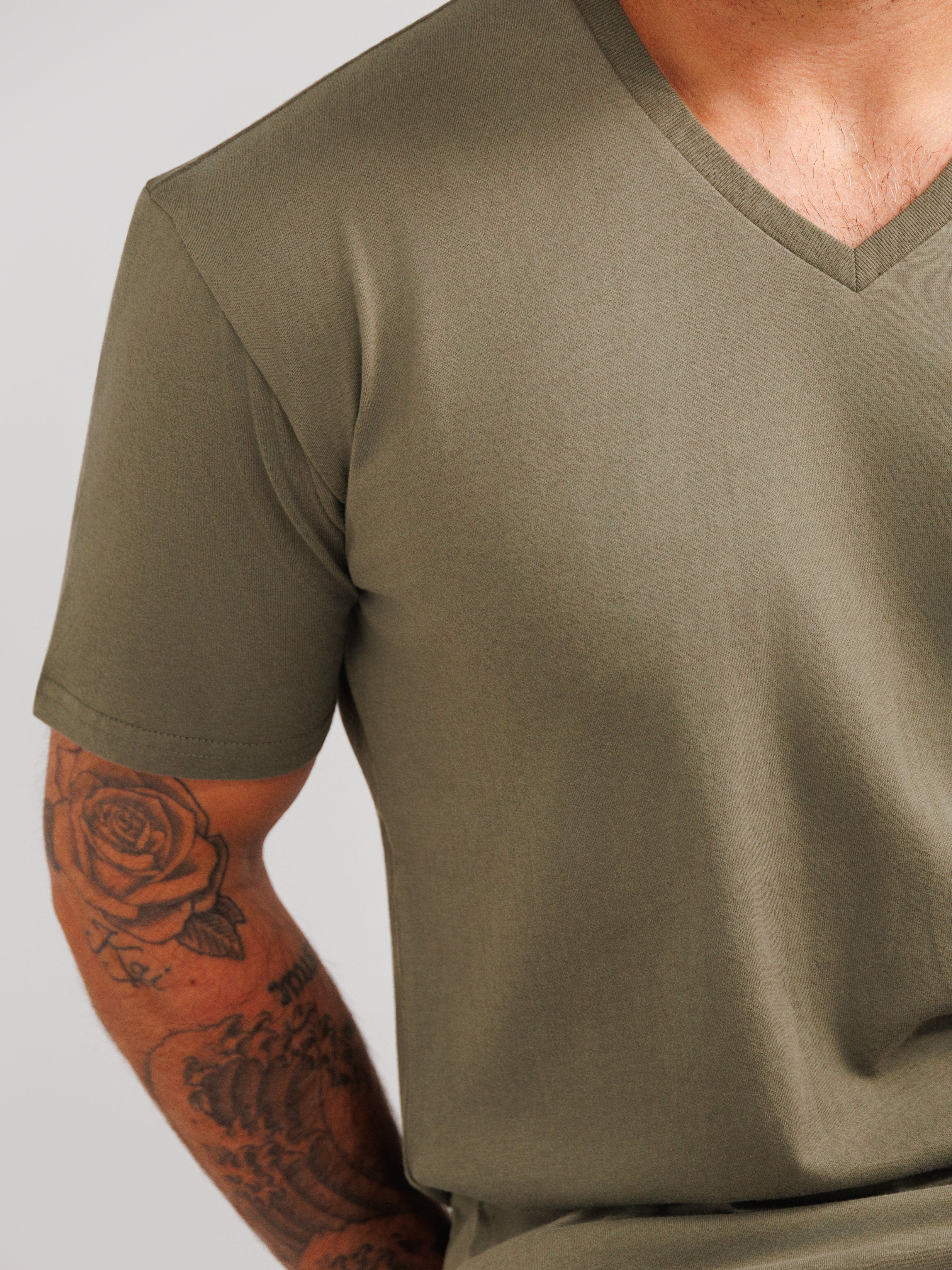 Oliwkowa koszulka V-neck