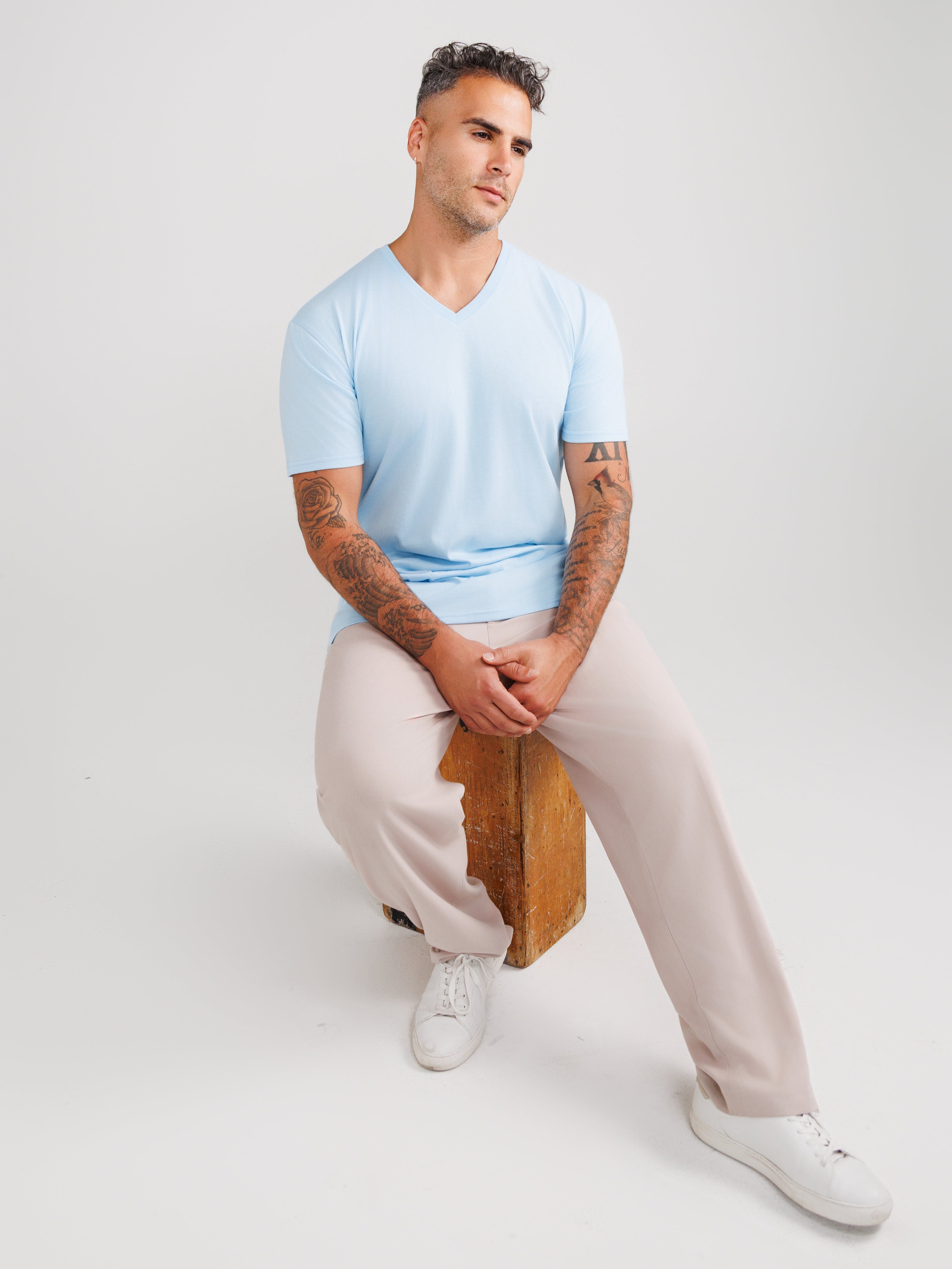 Jasnoniebieska koszulka V-neck