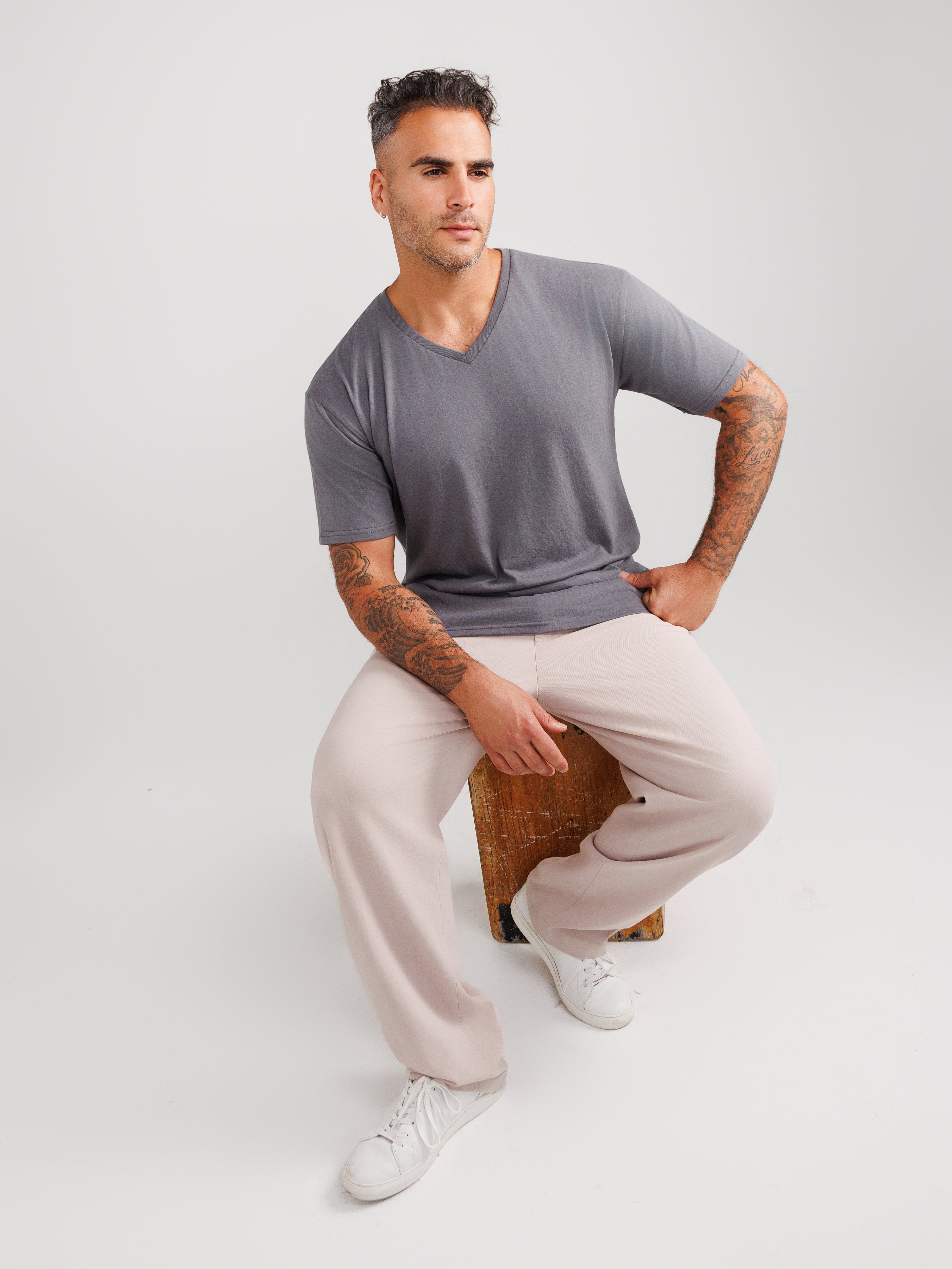 Ciemnoszare koszulki V-neck