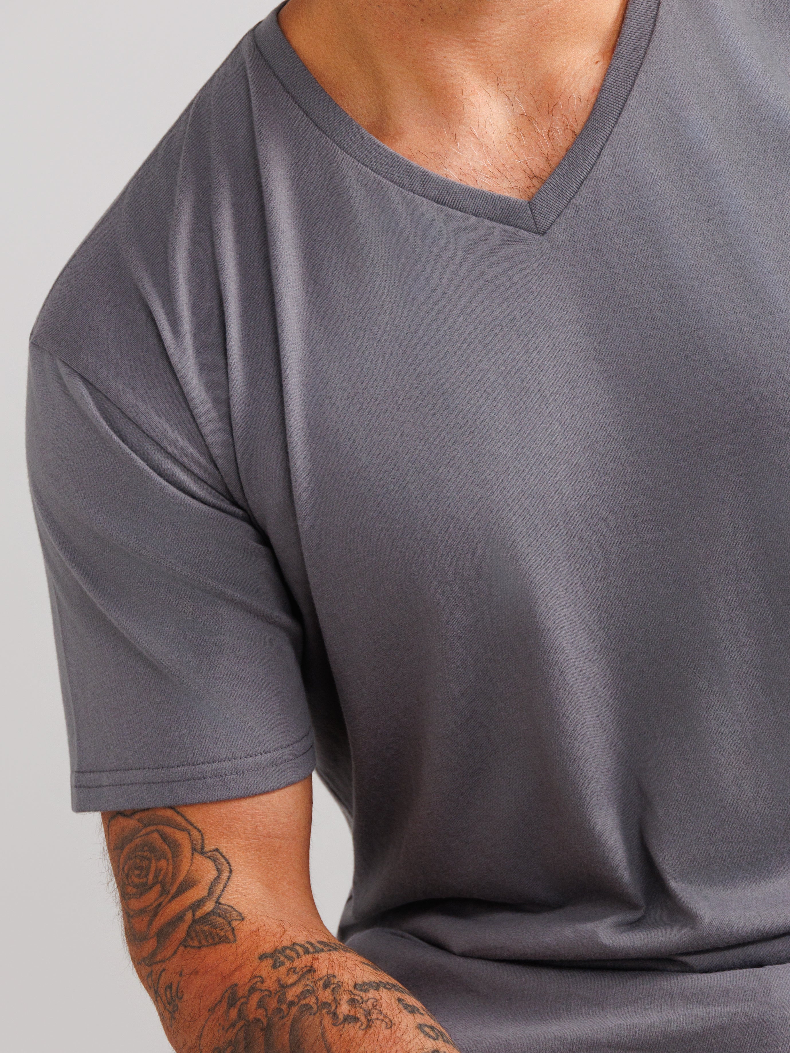 Ciemnoszare koszulki V-neck