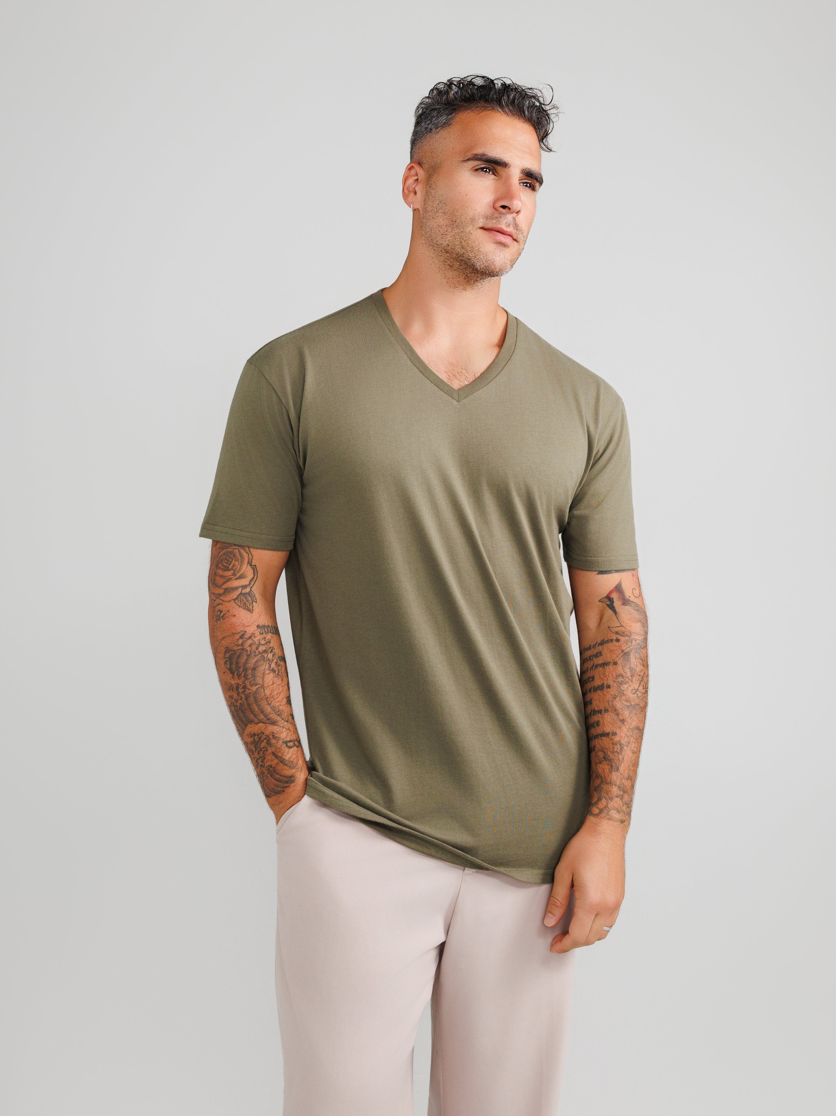 Oliwkowa koszulka V-neck