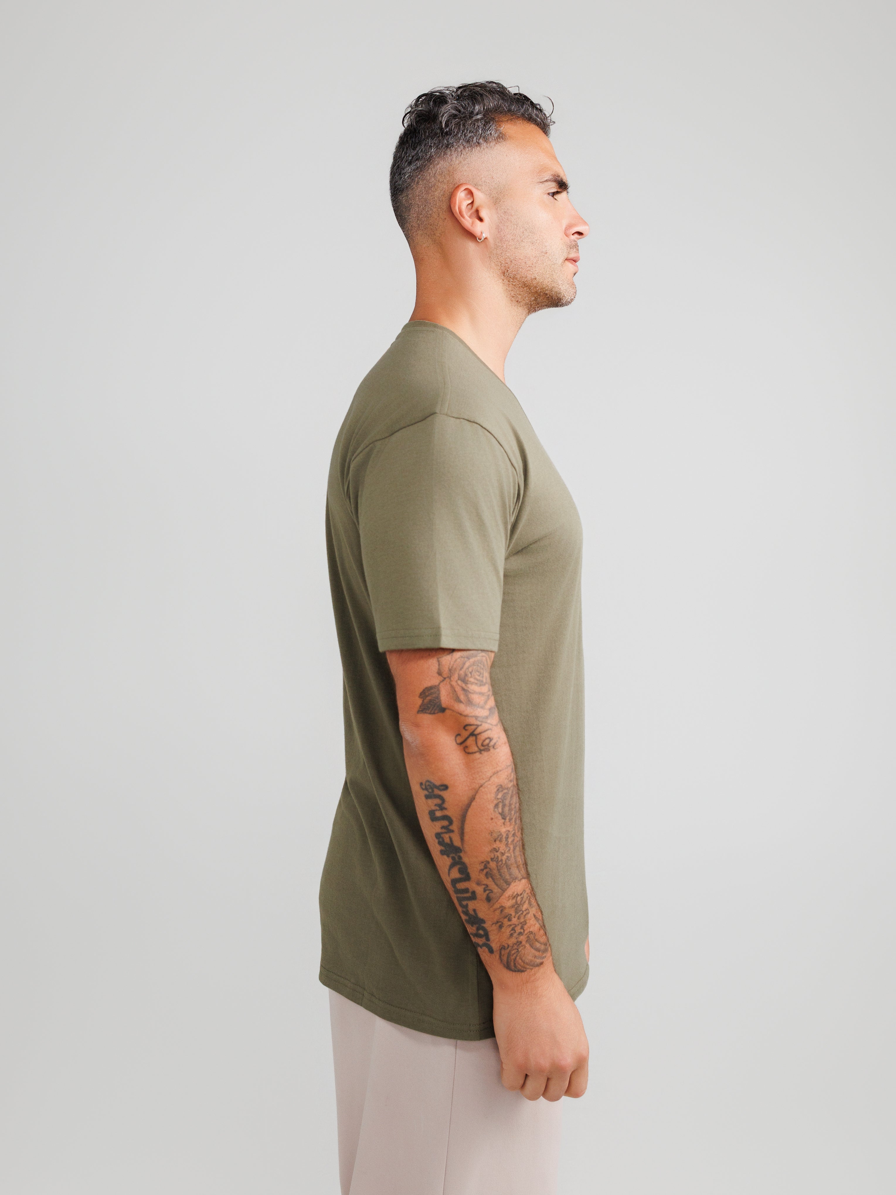 Oliwkowa koszulka V-neck
