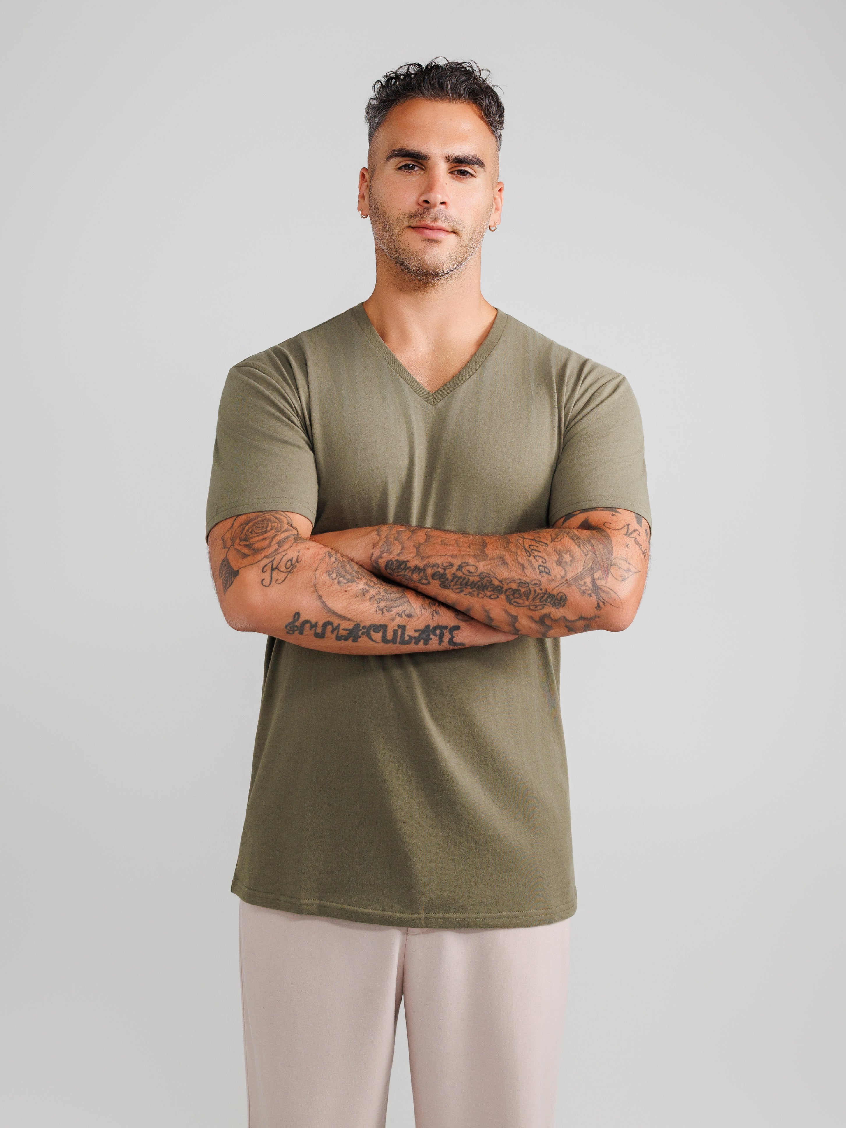 Oliwkowa koszulka V-neck