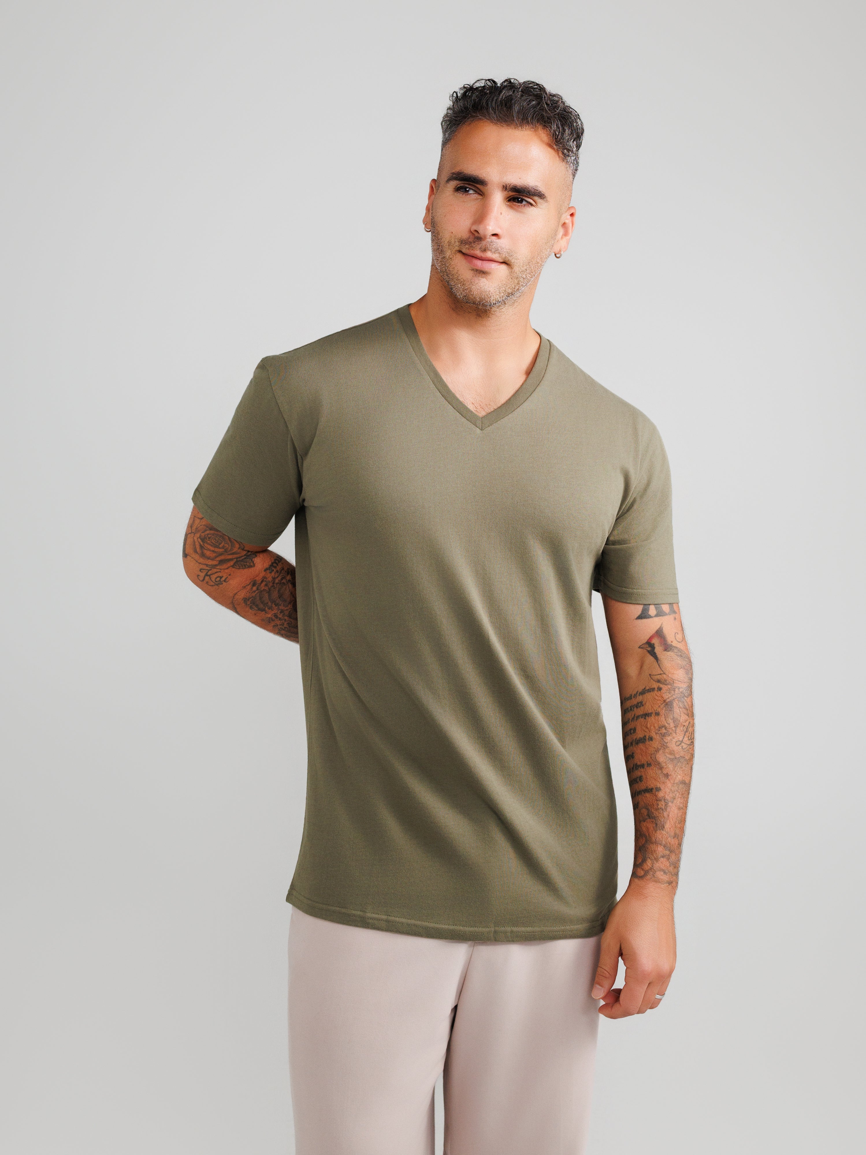 Oliwkowa koszulka V-neck