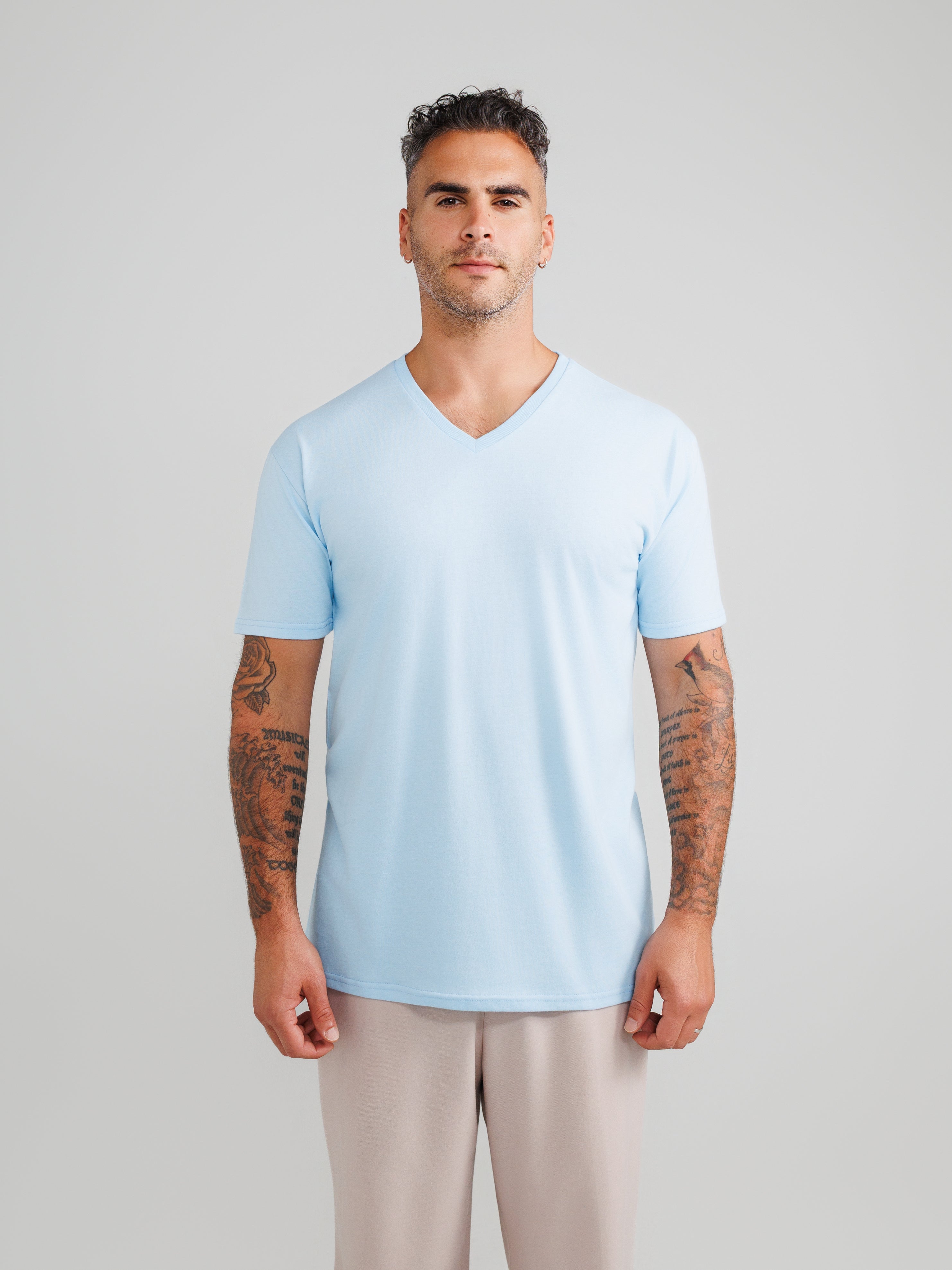 Jasnoniebieska koszulka V-neck