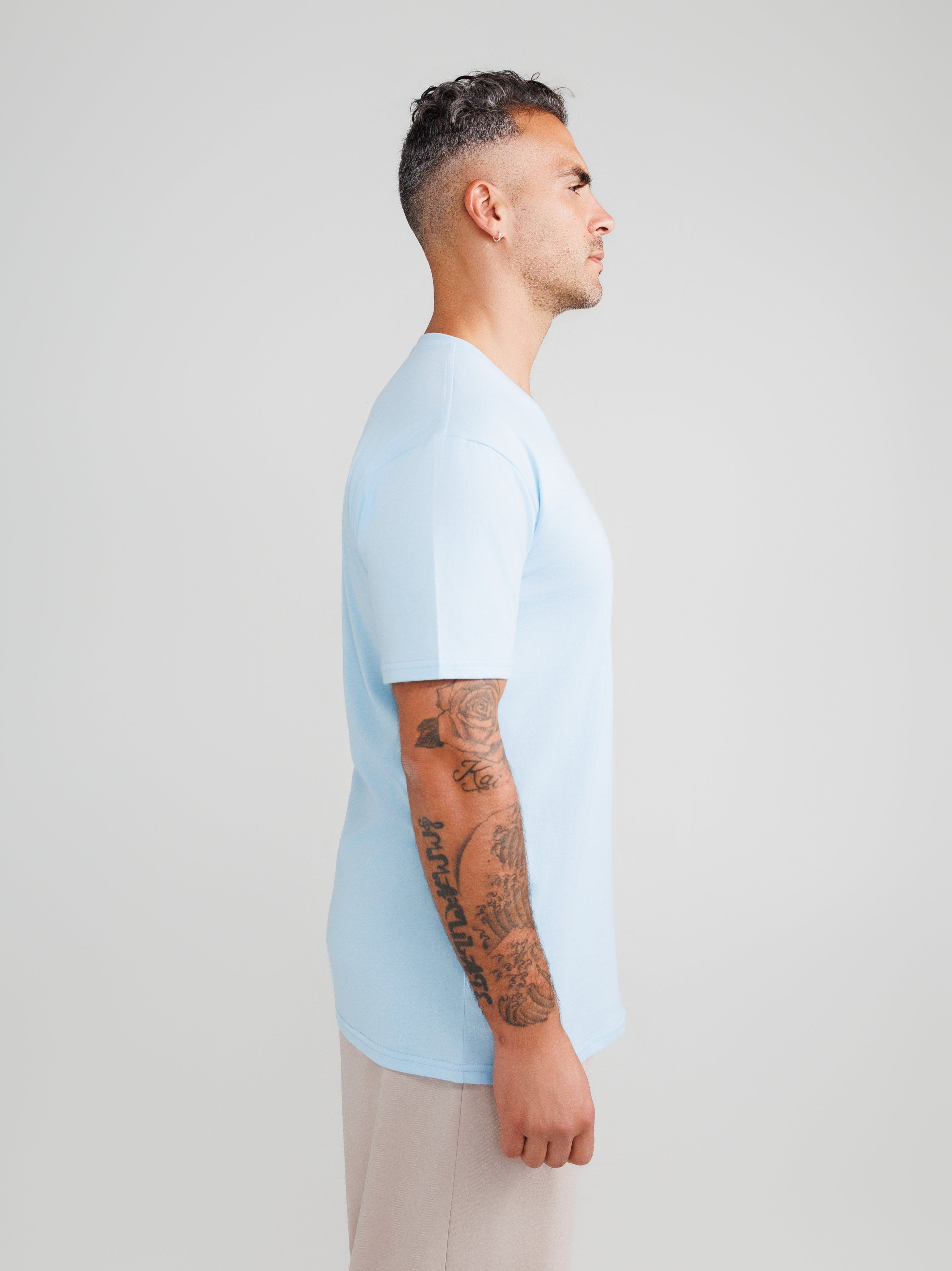 Jasnoniebieska koszulka V-neck