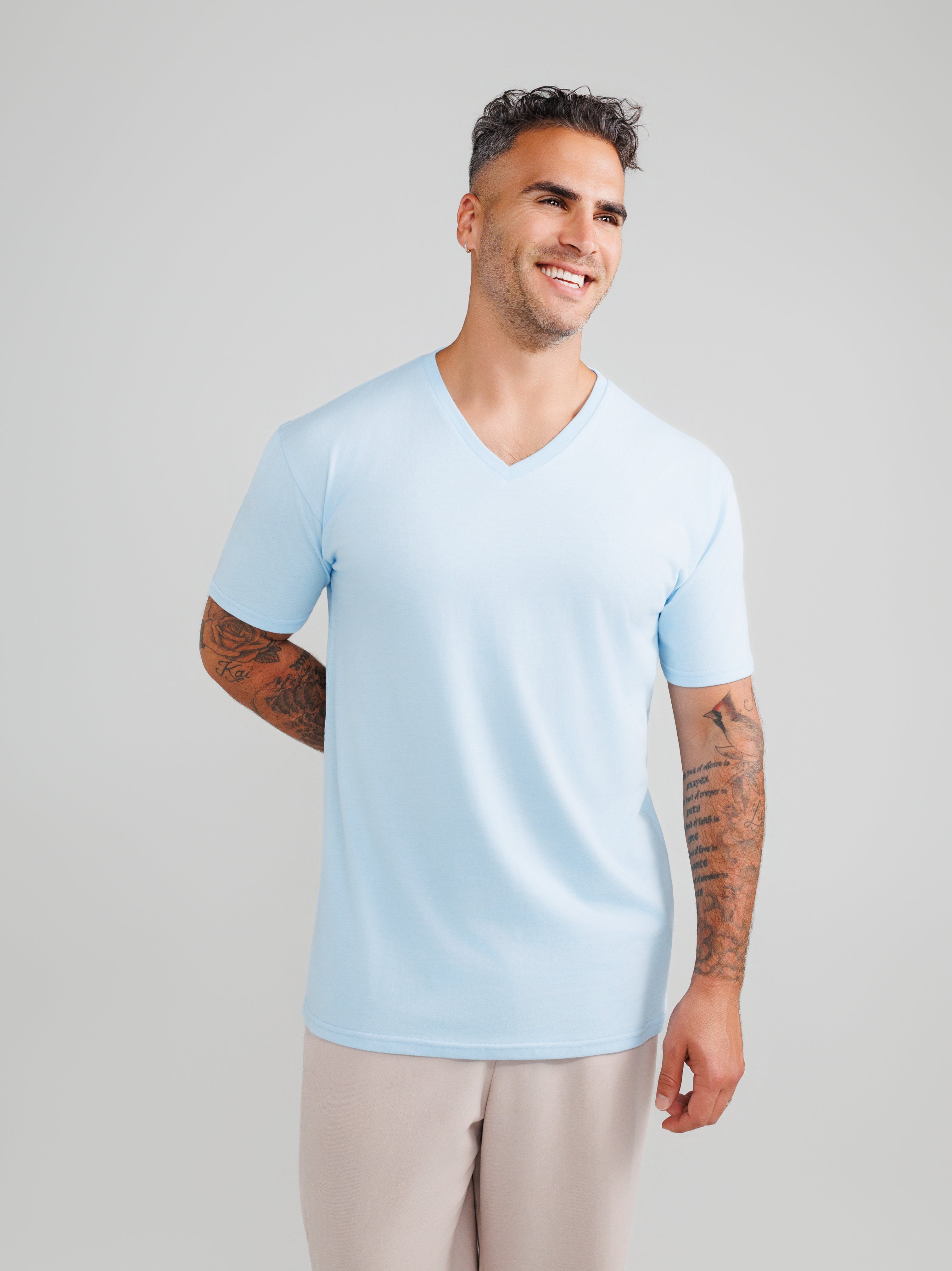 Jasnoniebieska koszulka V-neck