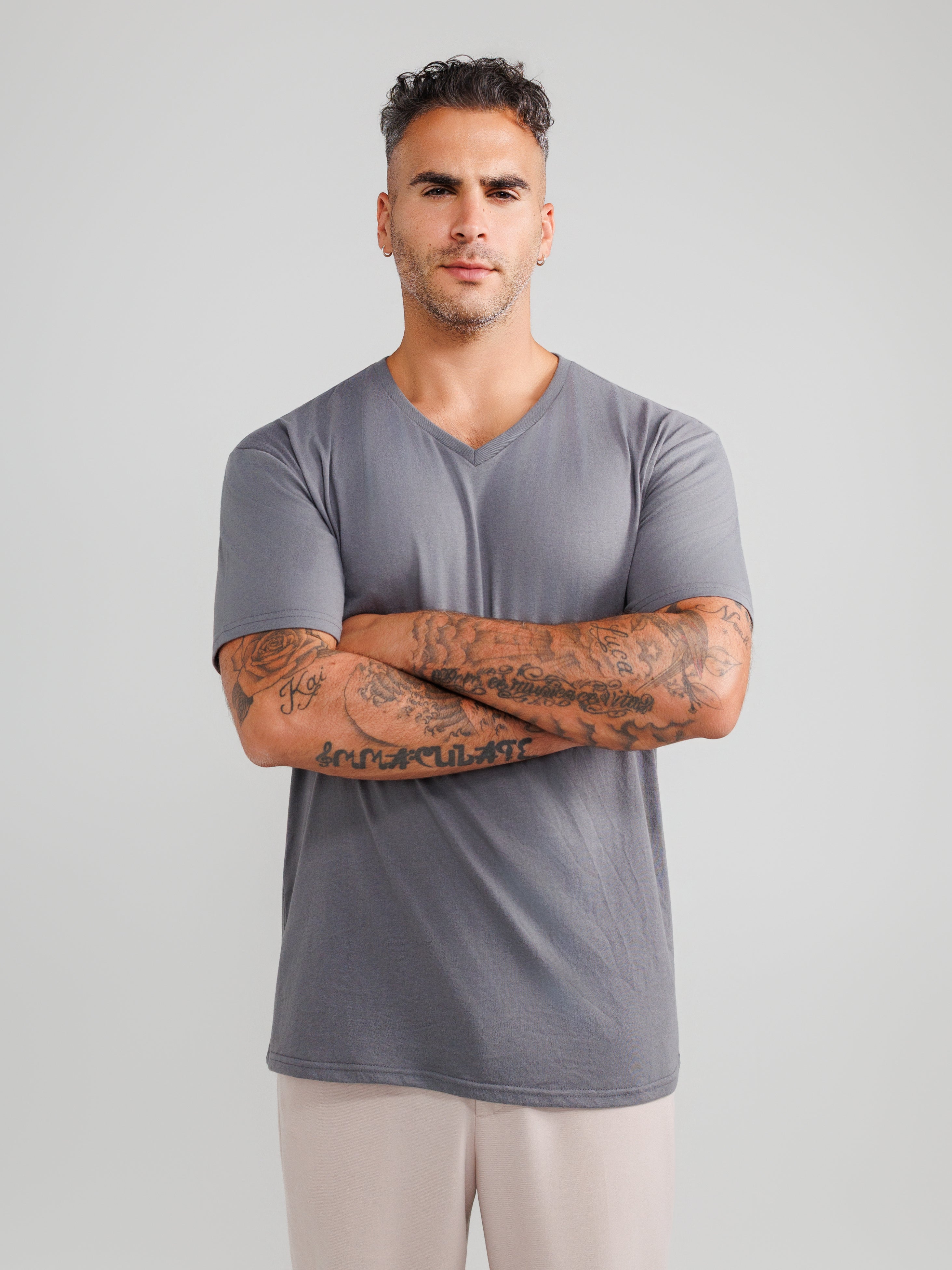 Ciemnoszare koszulki V-neck